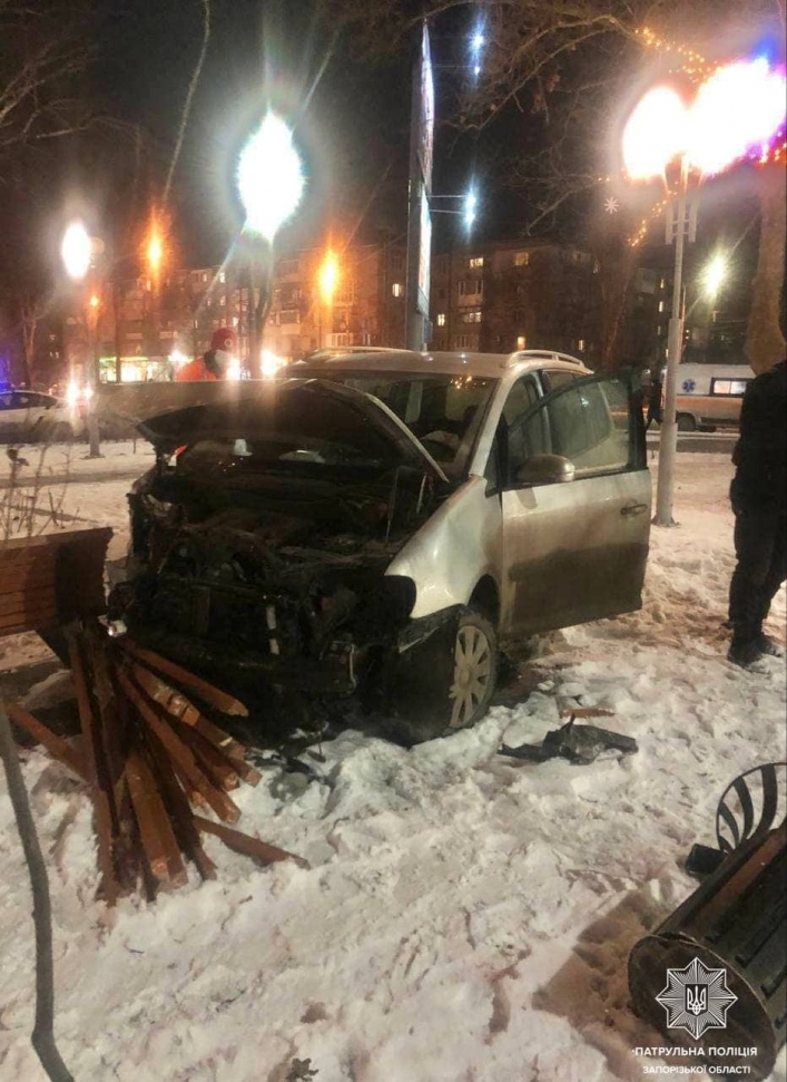 В Запорожье водитель, пролетев перекресток на красный, протаранил авто